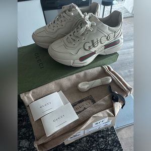 RHYTON GUCCI LOGO LEATHER SNEAKER